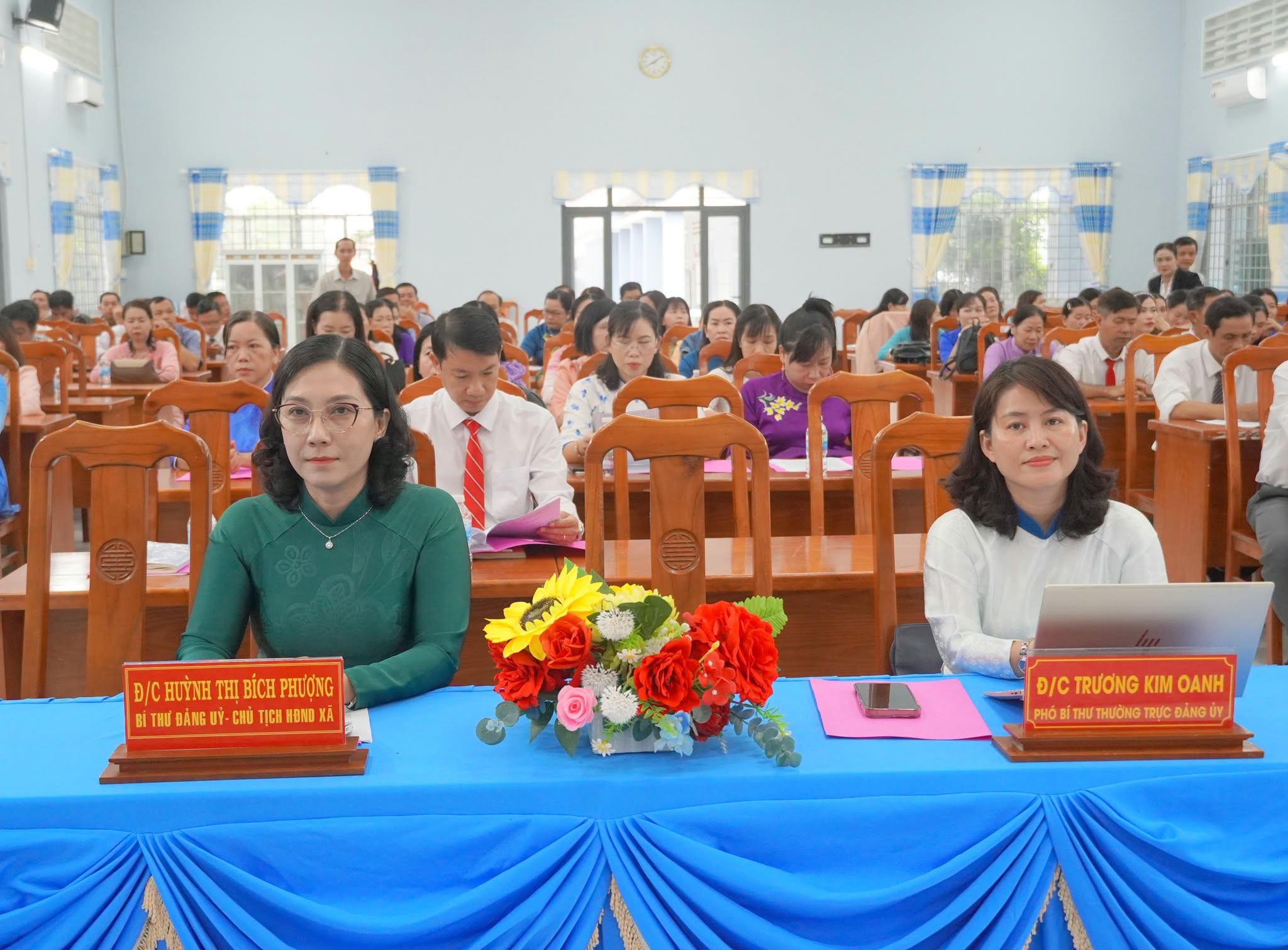 Các đồng chí lãnh đạo xã cùng cán bộ quản lý, giáo viên các trường học tham dự buổi lễ.