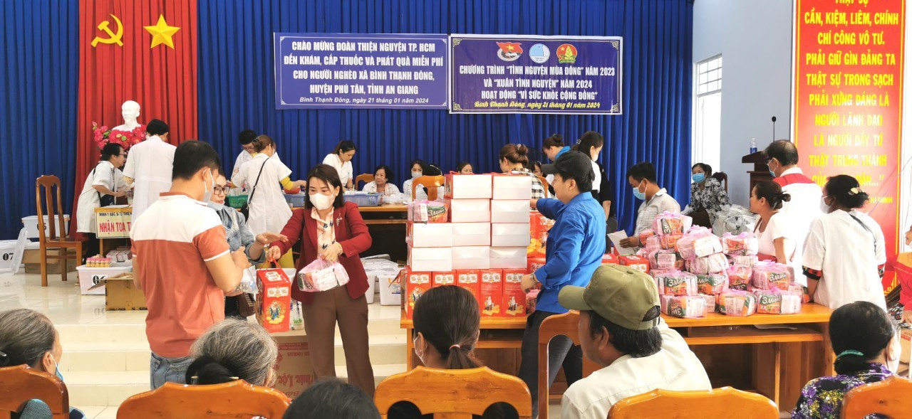 Khám bệnh, cấp thuốc miễn phí và tặng quà Tết cho người dân xã Bình Thạnh Đông